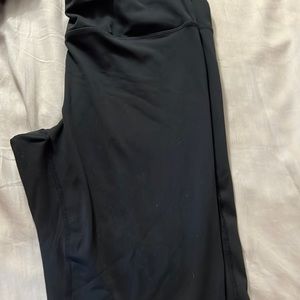 Black leggings with mesh opening on calf